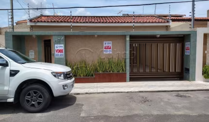 Casa à venda no Bairro Pereira Lobo com 270 m² de terreno.