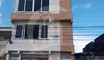CASA DE 3 ANDARES À VENDA NA RUA ALAGOAS.