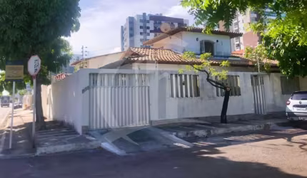 EXCELENTE CASA À VENDA LOCALIZADA NO BAIRRO FAROLÂNDIA
