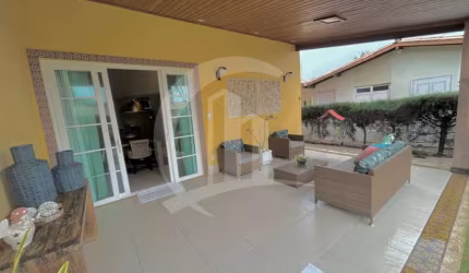 Belíssima Casa em Condomínio Fechado
