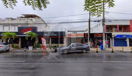 Casa com três quartos, excelente para ponto comercial, na avenida principal do Augusto Franco.