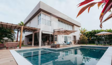 Mansão no cond. thay residence na barra dos coqueiros , pé na areia