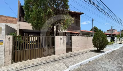 Casa em Condomínio Fechado
