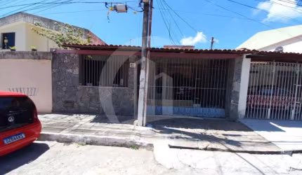 EXCELENTE CASA DE MÉDIO PADRÃO A VENDA NO BAIRRO SUIÇA, LADO SOMBRA PREDOMINANTE.