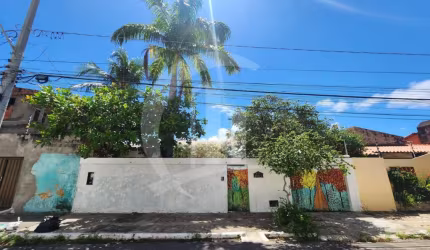 Casa Residencial de 260m² de Área construída com 4 Quartos sendo 2 (Suítes) para Venda no Bairro Atalaia