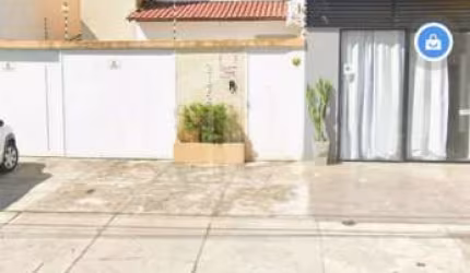 Casa com Ponto Comercial à Venda na Coroa do Meio em Localização Privilegiada!