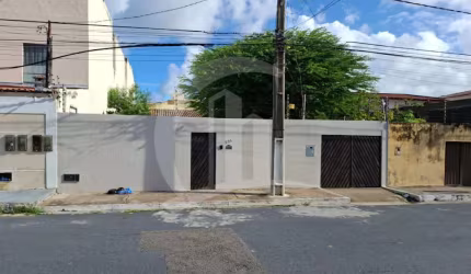 Casa à Venda no Bairro Coroa do Meio ? Ampla, Confortável e Bem Localizada!