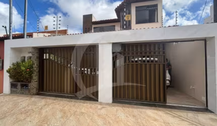 Casa à Venda no Jabotiana, Ampla, Confortável e Bem Localizada!