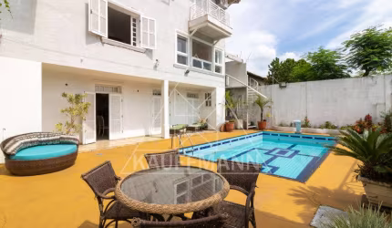 Sobrado Residencial de 530m² no Alto de Pinheiros - 6 Dormitórios, 5 Suítes, 6 Vagas - À Venda