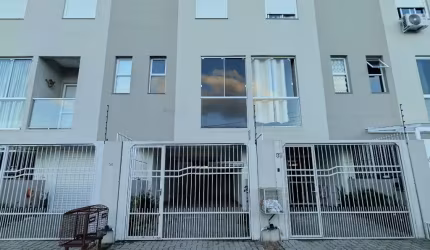 Sobrado Triplex Semi Mobiliado com 02 vagas de garagem