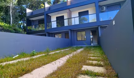 Sobrado novo com 2 suítes e pátio com churrasqueira