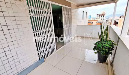 Apartamento à venda no bairro Sagrada Família com 3 dormitórios e 169 m² úteis.