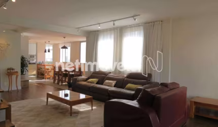 Cobertura à venda no bairro Vila Paris com 289 m² e 4 dormitórios/quartos disponíveis.
