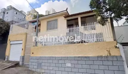 Casa residencial à venda no bairro Serra com 290m² e 3 dormitórios/quartos.