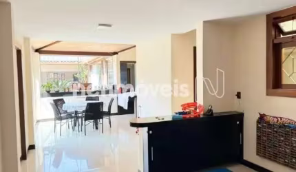 Casa residencial à venda no bairro Belvedere com 530 m² e 4 dormitórios/quartos.