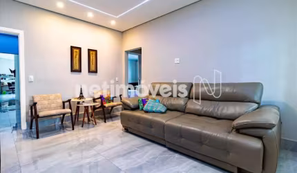 Casa residencial à venda no bairro Sagrada Família com 170 m² e 3 dormitórios/quartos.