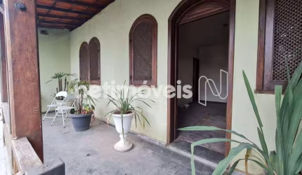 Casa residencial à venda no bairro Prado com 350 m² e 3 dormitórios/quartos.