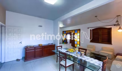 Casa residencial à venda no bairro Coração Eucarístico com 250 m² e 3 dormitórios/quartos.
