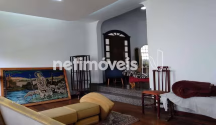 Casa residencial à venda no bairro Sagrada Família com 425 m² e 5 dormitórios/quartos.