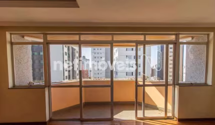 Apartamento à venda no bairro Funcionários com 85 m² e 3 dormitórios/quartos.