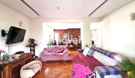 Casa residencial à venda no bairro Prado com 360 m² e 7 dormitórios/quartos.