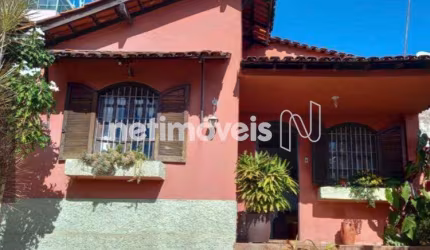 Casa residencial à venda no bairro Nova Suíssa com 300 m² e 3 dormitórios.