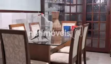 Casa residencial à venda no bairro Sagrada Família com 112 m² e 3 dormitórios.
