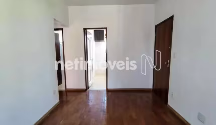 Apartamento à venda no bairro Sagrada Família com 48 m² e 2 dormitórios/quartos