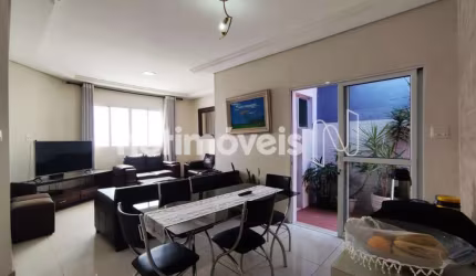Casa residencial à venda no bairro Sagrada Família com 200 m² e 4 dormitórios/quartos.