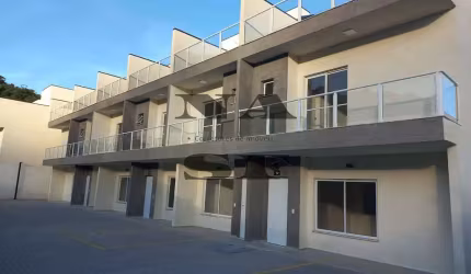 Sobrado Triplex à venda com dois dormitórios, duas suítes, uma vaga de garagem no centro de Caragua