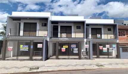 Casa duplex com 3 dormitórios, suíte e 2 vagas de garagem no Bairro Camobi