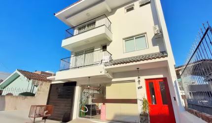 Casa 3 dormitórios sendo suítes e 3 vagas de garagem no Bairro Camobi localizada