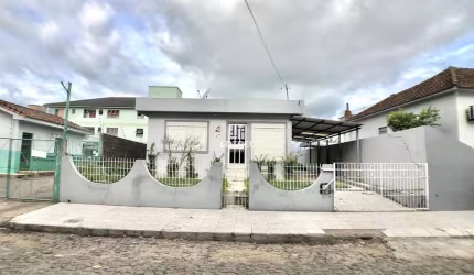 Casa para venda e locação 2 dormitórios, 2 vagas de garagem situada no Bairro Ca