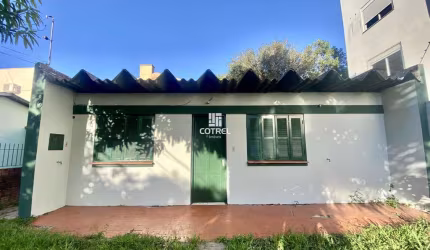Casa para locação 2 dormitórios, 1 banheiro social situada no Bairro Camobi na c