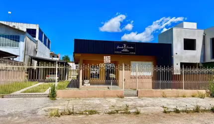 Casa comercial para venda e locação 4 salas, 2 banheiro social situada no Bairro