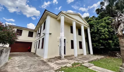 Casa para venda com 5 dormitórios, sendo uma suíte e 2 vagas de garagem no Bairr