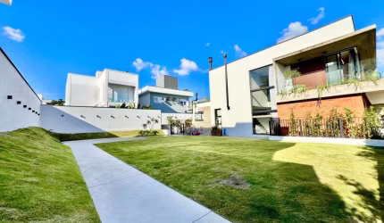 Casa para venda com 3 dormitórios sendo 1 suíte, piscina no Condomínio Real Park
