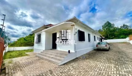 Casa Comercial 7 salas, 2 banheiros  situada no Bairro Pé de Plátano na cidade d