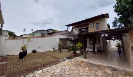 Casa com 4 quartos à venda em Camboinhas - RJ