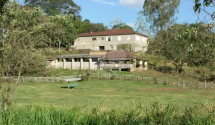 Fazenda com 7 quartos à venda em Centro - MG