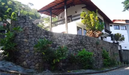 Casa com 3 quartos à venda em São Francisco - RJ