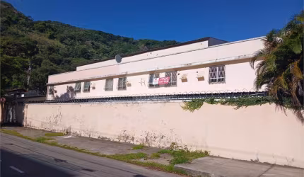 Terreno com 32 quartos à venda em Charitas - RJ