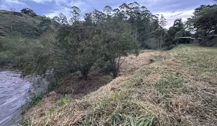 Terreno com Casinha Simples com Fundos para o Rio