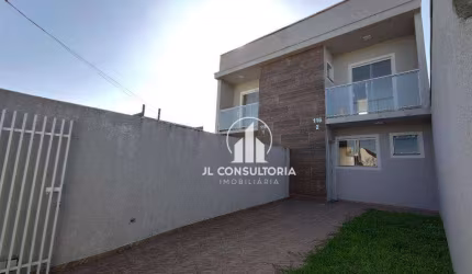 Sobrado no Ganchinho com dois quartos, espaço de terreno nos fundos e ótimo acabamento