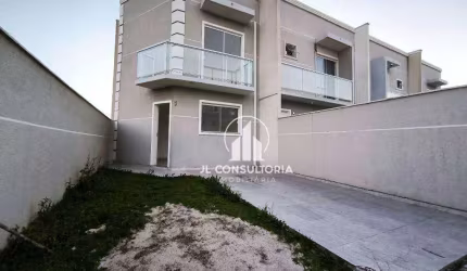 Sobrado no Alto Boqueirão com três quartos sendo uma no térreo