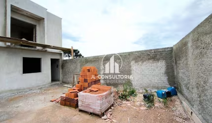 Sobrado em cond com dois quartos ultimo sob fundos - Nessa fase de obra sinal de R$ 100 mil