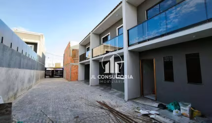Sobrado em cond. Com três quartos no Vitória Regia