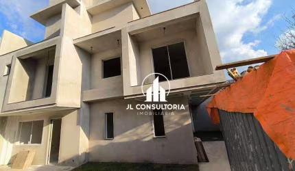 Sobrado no Pinheirinho com 04 quartos sendo uma suíte  e terraço aberto