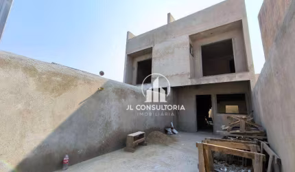 Sobrado no Sitio Cercado com três quartos/suíte e terraço