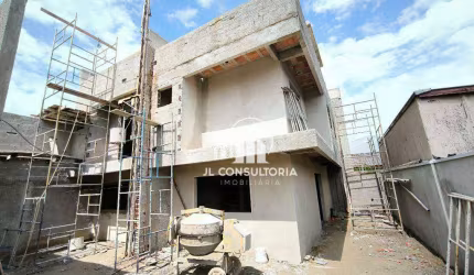 Sobrado no Alto Boqueirão com três quartos/suíte e terraço